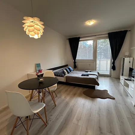Moderne S Bezplatnym Parkovanim Apartment